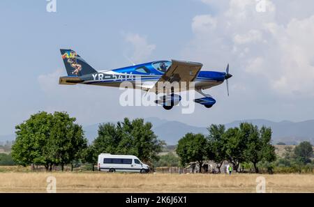 Stanesti, Gorj, Rumänien – 27. August 2022: Sport-Leichtflugzeug bei der Luftfahrtrallye, Stanesti-Flugplatz, Gorj, Rumänien Stockfoto