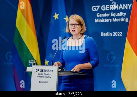 Berlin, Deutschland. 14. Oktober 2022. Lisa Paus (Buendnis 90/die Grünen), Bundesministerin für Familie, Senioren, Frauen und Jugend, anlässlich der Pressekonferenz im Rahmen der Gleichstellungsminister G7 2022 am 14. Oktober 2022 in Berlin. Kredit: dpa/Alamy Live Nachrichten Stockfoto
