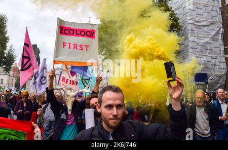 London, Großbritannien. 14.. Oktober 2022. Demonstranten marschieren in Whitehall. Die Demonstranten des Extinction Rebellion versammelten sich in Westminster und forderten Maßnahmen gegen die Klimakrise und explodierende Energiekosten. Kredit: Vuk Valcic/Alamy Live Nachrichten Stockfoto
