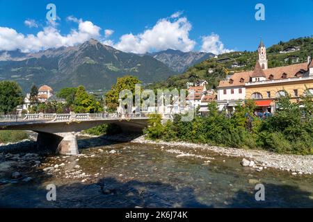 Blick auf die Stadt, Skyline von Meran, Passer, Postbrücke, Südtirol, Italien Stockfoto