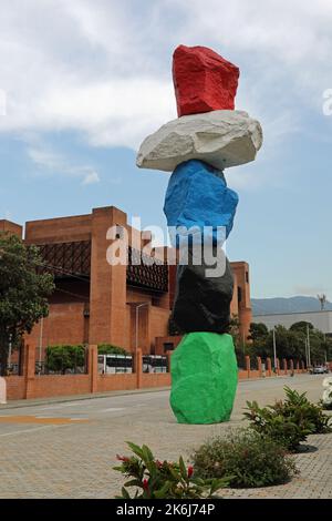 Kunstwerk von Ugo Rondinone bei Medellin in Kolumbien Stockfoto