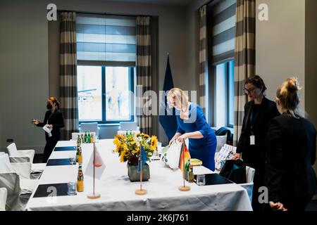 Berlin, Deutschland. 14. Oktober 2022. Lisa Paus (2R, Bündnis 90/die Grünen), Bundesministerin für Familie, Senioren, Frauen und Jugend, nahm am 14. Oktober G7 2022 an der Gleichstellungskonferenz 2022 in Berlin Teil. Kredit: dpa/Alamy Live Nachrichten Stockfoto
