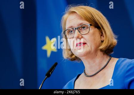 Berlin, Deutschland. 14. Oktober 2022. Lisa Paus (Buendnis 90/die Grünen), Bundesministerin für Familie, Senioren, Frauen und Jugend, anlässlich der Pressekonferenz im Rahmen der Gleichstellungsminister G7 2022 am 14. Oktober 2022 in Berlin. Kredit: dpa/Alamy Live Nachrichten Stockfoto