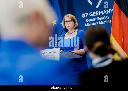 Berlin, Deutschland. 14. Oktober 2022. Lisa Paus (Buendnis 90/die Grünen), Bundesministerin für Familie, Senioren, Frauen und Jugend, anlässlich der Pressekonferenz im Rahmen der Gleichstellungsminister G7 2022 am 14. Oktober 2022 in Berlin. Kredit: dpa/Alamy Live Nachrichten Stockfoto