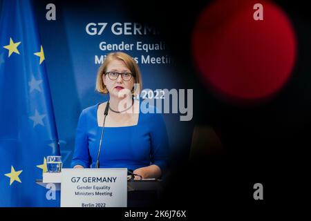 Berlin, Deutschland. 14. Oktober 2022. Lisa Paus (Buendnis 90/die Grünen), Bundesministerin für Familie, Senioren, Frauen und Jugend, anlässlich der Pressekonferenz im Rahmen der Gleichstellungsminister G7 2022 am 14. Oktober 2022 in Berlin. Kredit: dpa/Alamy Live Nachrichten Stockfoto