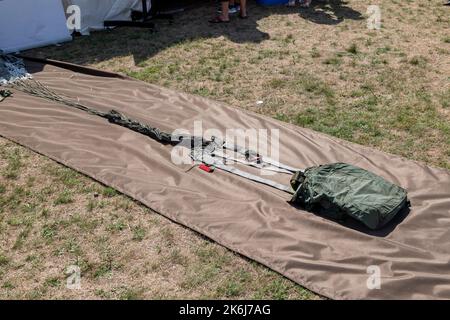 Stanesti, Gorj, Rumänien – 27. August 2022: Militärfallschirm bei der Flugschau auf dem Flugplatz Stanesti, Gorj, Rumänien Stockfoto