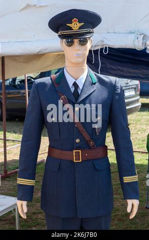 Stanesti, Gorj, Rumänien – 27. August 2022: Schaufensterpuppe in Militärluftfahrtuniform auf der Flugschau im Stanesti-Flugplatz, Gorj, Rumänien Stockfoto