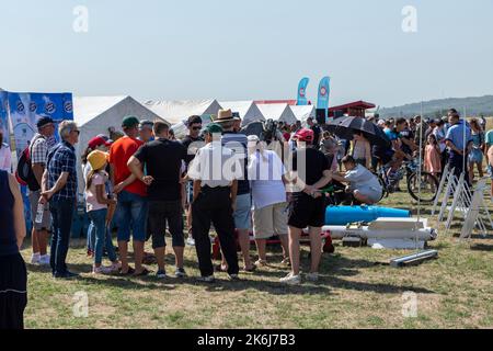 Stanesti, Gorj, Rumänien – 27. August 2022: Besucher der Flugschau auf dem Flugplatz Stanesti, Gorj, Rumänien Stockfoto