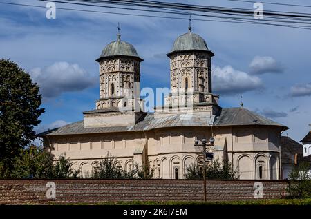 TARGOVISTE, RUMÄNIEN - 30. SEPTEMBER 2020: Alte Kirche am 30. September 2020 in Targoviste, Rumänien. Stockfoto