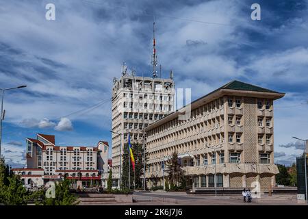 TARGOVISTE, RUMÄNIEN - 30. SEPTEMBER 2020: Gebäude des Landkreises Dambovita und der Präfektur am 30. September 2020 in Targoviste, Rumänien. Stockfoto