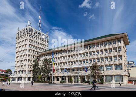 TARGOVISTE, RUMÄNIEN - 30. SEPTEMBER 2020: Gebäude des Landkreises Dambovita und der Präfektur am 30. September 2020 in Targoviste, Rumänien. Stockfoto