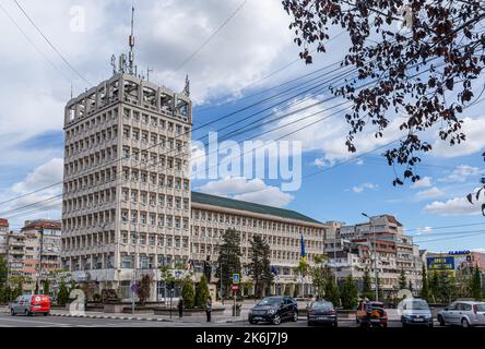 TARGOVISTE, RUMÄNIEN - 30. SEPTEMBER 2020: Gebäude des Landkreises Dambovita und der Präfektur am 30. September 2020 in Targoviste, Rumänien. Stockfoto