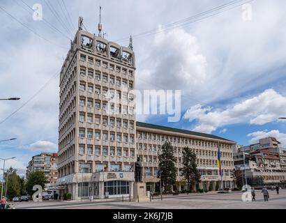 TARGOVISTE, RUMÄNIEN - 30. SEPTEMBER 2020: Gebäude des Landkreises Dambovita und der Präfektur am 30. September 2020 in Targoviste, Rumänien. Stockfoto