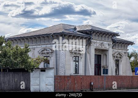 TARGOVISTE, RUMÄNIEN - 30. SEPTEMBER 2020: Altes Gebäude in der Innenstadt am 30. September 2020 in Targoviste, Rumänien. Stockfoto