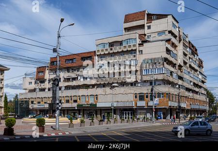 TARGOVISTE, RUMÄNIEN - 30. SEPTEMBER 2020: Gebäude in der Innenstadt am 30. September 2020 in Targoviste, Rumänien. Stockfoto