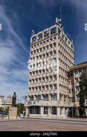 TARGOVISTE, RUMÄNIEN - 30. SEPTEMBER 2020: Gebäude des Landkreises Dambovita am 30. September 2020 in Targoviste, Rumänien. Stockfoto