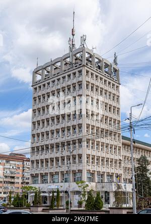 TARGOVISTE, RUMÄNIEN - 30. SEPTEMBER 2020: Gebäude des Landkreises Dambovita am 30. September 2020 in Targoviste, Rumänien. Stockfoto