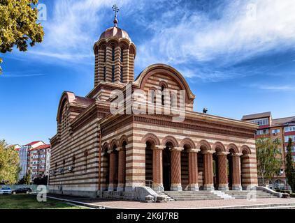 TARGOVISTE, RUMÄNIEN - 30. SEPTEMBER 2020: Metropolitan Church am 30. September 2020 in Targoviste, Rumänien. Konstruktionsdetails. Stockfoto