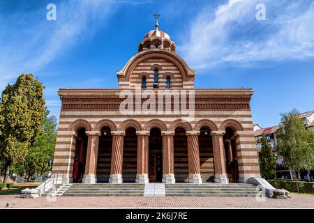 TARGOVISTE, RUMÄNIEN - 30. SEPTEMBER 2020: Metropolitan Church am 30. September 2020 in Targoviste, Rumänien. Konstruktionsdetails. Stockfoto
