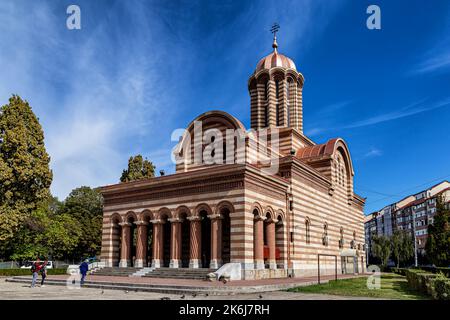 TARGOVISTE, RUMÄNIEN - 30. SEPTEMBER 2020: Metropolitan Church am 30. September 2020 in Targoviste, Rumänien. Konstruktionsdetails. Stockfoto