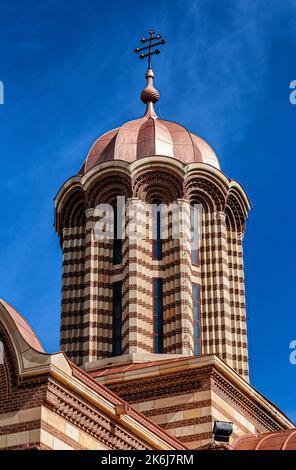 TARGOVISTE, RUMÄNIEN - 30. SEPTEMBER 2020: Metropolitan Church am 30. September 2020 in Targoviste, Rumänien. Konstruktionsdetails. Stockfoto