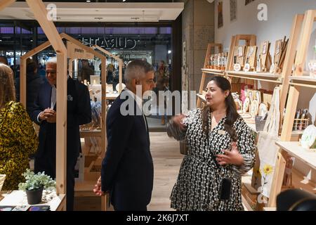 London, Großbritannien, 14.. Oktober 2022, Battersea Power Station wurde am 14.. Oktober 2022 von Sadiq Khan und Rita Kelly um 10am Uhr eröffnet. Schließlich wurde es nach 39 Jahren mit Häusern und Unternehmen restauriert. Nachdem £9 Milliarden ausgegeben wurden, wurde das Gebiet transformiert., Andrew Lalchan Photography/Alamy Live News Stockfoto