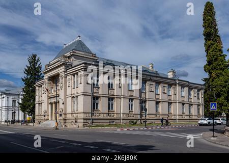 TARGOVISTE, RUMÄNIEN - 30. SEPTEMBER 2020: Kreishistorisches Museum am 30. September 2020 in Targoviste, Rumänien. Konstruktionselemente und Details. Stockfoto