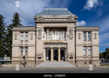 TARGOVISTE, RUMÄNIEN - 30. SEPTEMBER 2020: Kreishistorisches Museum am 30. September 2020 in Targoviste, Rumänien. Konstruktionselemente und Details. Stockfoto