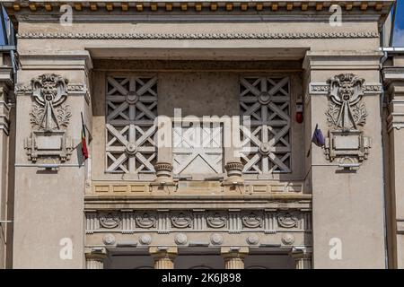 TARGOVISTE, RUMÄNIEN - 30. SEPTEMBER 2020: Kreishistorisches Museum am 30. September 2020 in Targoviste, Rumänien. Konstruktionselemente und Details. Stockfoto