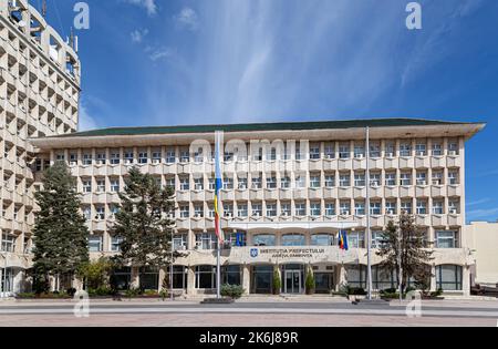 TARGOVISTE, RUMÄNIEN - 30. SEPTEMBER 2020: Gebäude der Präfektur Dambovita am 30. September 2020 in Targoviste, Rumänien. Stockfoto