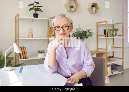 Porträt einer eleganten, erfolgreichen Geschäftsfrau, Teamleiterin und Geschäftsführerin. Stockfoto