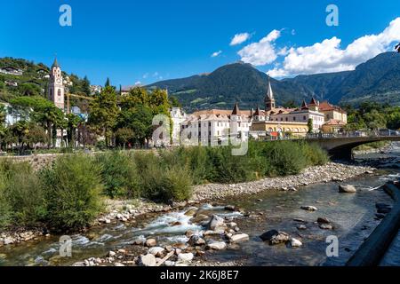 Blick auf die Stadt, Skyline von Meran, Passer, Postbrücke, Südtirol, Italien Stockfoto