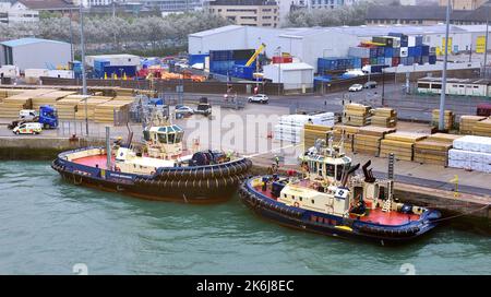 Southampton, England - 30.. September 2021:Tugs Svitzer Mercurius und Svitzer Harty im Hafen von Southampton Stockfoto