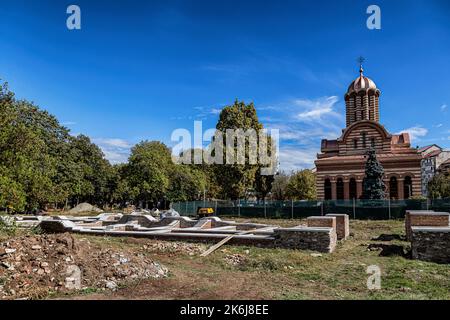 TARGOVISTE, RUMÄNIEN - 30. SEPTEMBER 2020: Die Ruinen des alten Klosters in der Metropolitan-Kirche am 30. September 2020 in Targoviste, Rumänien. Stockfoto