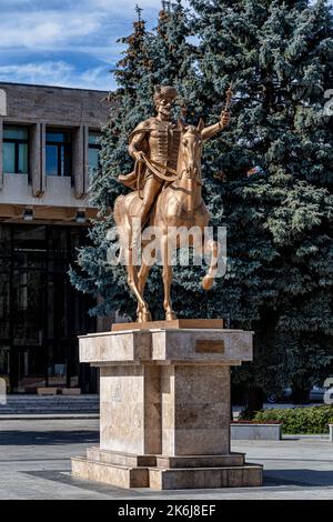 Die Statue des rumänischen Voivos Michael der Tapfere ( Mihai viteazul ) am 30. September 2020 in Targoviste, Rumänien. Stockfoto