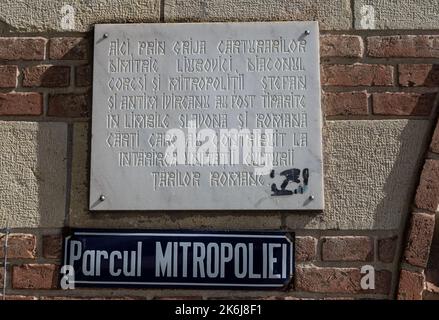 TARGOVISTE, RUMÄNIEN - 30. SEPTEMBER 2020: Gedenktafel am Turm der Metropolitan-Kirche am 30. September 2020 in Targoviste, Rumänien. Stockfoto