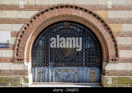 TARGOVISTE, RUMÄNIEN - 30. SEPTEMBER 2020: Eingang am Turm der Metropolitan-Kirche am 30. September 2020 in Targoviste, Rumänien. Stockfoto