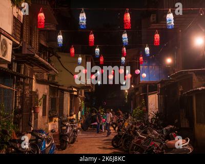 Mumbai, Indien - November 11,2021 : Diwali dekorative Lampen oder Akash Kandil oder Laternen Lichter hängen außerhalb der traditionellen indischen Haus oder chalw in Mumb Stockfoto