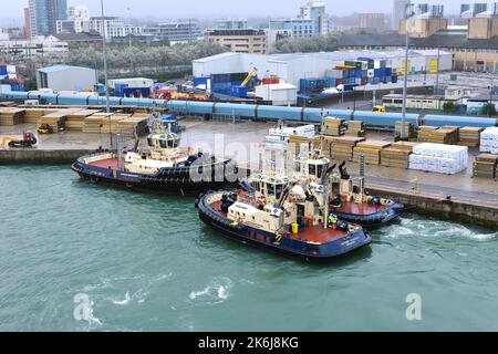 Southampton, England - 30.. September 2021:Tugs Svitzer Schwestern neben im Hafen von Southampton Stockfoto