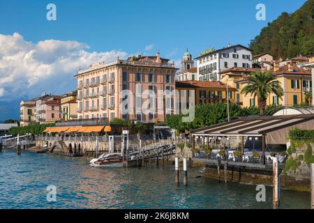 Bellagio Italien, Blick im Sommer auf die malerische Stadt Bellagio am See im Comer See, Lombardei, Italien Stockfoto