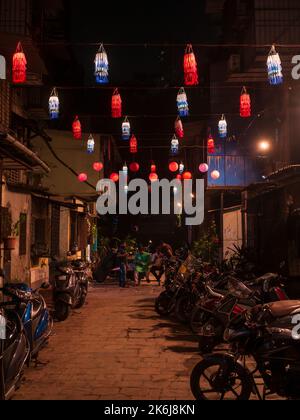 Mumbai, Indien - November 11,2021 : Diwali dekorative Lampen oder Akash Kandil oder Laternen Lichter hängen außerhalb der traditionellen indischen Haus oder chalw in Mumb Stockfoto