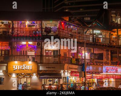 Mumbai, Indien - November 11,2021 : Diwali dekorative Lampen oder Akash Kandil oder Laternen Lichter hängen außerhalb der traditionellen indischen Haus oder chalw in Mumb Stockfoto