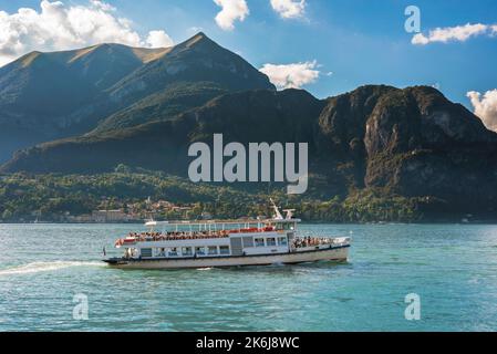 Fähre Italien See, Blick im Sommer auf eine Passagierfähre, die auf dem Comer See vor der malerischen Kulisse des Monte Tremezzo in der Lombardei, Italien, segelt Stockfoto