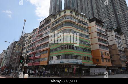 Blick auf die Ming LUN Street und die Kwa Wan Road in Richtung Kwa Wan. Das Gebiet ist im Sanungsprojekt der Urban Renewal Authority (URA) festgelegt.07OCT22 SCMP/ Edmond so Stockfoto