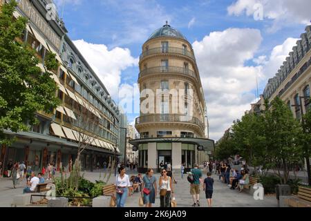 Schöner Blick auf prunkvolle Gebäude aus dem 19.. Jahrhundert und das Kaufhaus La Samaritaine entlang der Rue du Pont Neuf im 1.. Arrondissement von Paris. Stockfoto