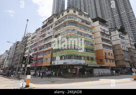 Blick auf die Ming LUN Street und die Kwa Wan Road in Richtung Kwa Wan. Das Gebiet ist im Sanungsprojekt der Urban Renewal Authority (URA) festgelegt.07OCT22 SCMP/ Edmond so Stockfoto