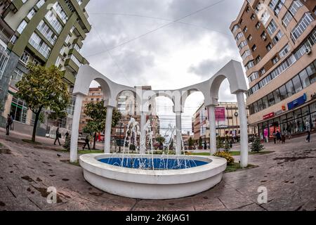 TARGU-JIU, RUMÄNIEN-08. OKTOBER: Brunnen in der Innenstadt am 08. Oktober 2014 in Targu-Jiu. Fischaugen-Ansicht. Stockfoto