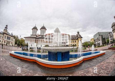 TARGU-JIU, RUMÄNIEN-08. OKTOBER: Brunnen in der Innenstadt am 08. Oktober 2014 in Targu-Jiu. Fischaugen-Ansicht. Stockfoto