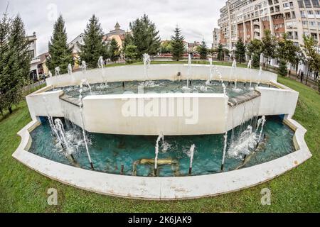 TARGU-JIU, RUMÄNIEN-08. OKTOBER: Brunnen in der Innenstadt am 08. Oktober 2014 in Targu-Jiu. Fischaugen-Ansicht. Stockfoto