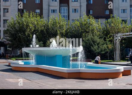 Targu-Jiu, Rumänien-08. Oktober: Brunnen in der Innenstadt am 08. Oktober 2022 in Targu-Jiu. Stockfoto